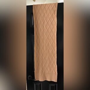 NWOT Banana Republic Italian Yarn Cable Knit Tan Scarf
